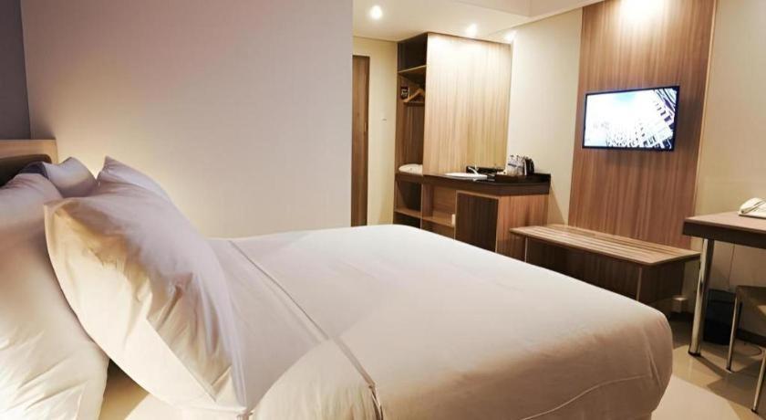 My Tower Hotel Surabaya Luaran gambar